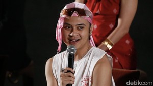 Bastian menurut Kiki menjadi penghidup di setiap penampilan Coboy Junior. Bastian, ini kita ngomong kelebihan ya. Stage act-nya dia bagus banget. Aku sama anak-anak TBA, dia yang paling bisa hidupin suasana, paling lincah di panggung. Kalau nyanyi untuk suara, dia di bawah Aldi, tapi suara dia bagus. Foto: Rifkianto Nugroho