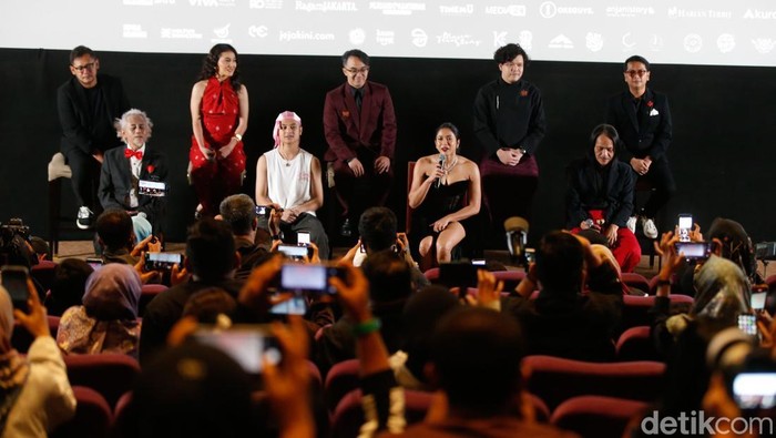 Gaya Bastian Steel-Aghniny Haque di Gala Premiere Selepas Tahlil Film horor Selepas Tahlil tayang perdana di Jakarta. Cerita mistis dan drama keluarga menyatu dalam teror yang berasal dari rahasia paling dekat: keluarga.