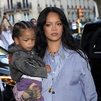 Putra kedua pasangan musisi Rihanna dan A$AP Rocky, Riot Rose Mayers, untuk pertama kalinya tampil di hadapan publik dalam ajang Paris Fashion Week.  Bocah berusia 22 bulan itu duduk di barisan depan bersama sang ibu saat menyaksikan peragaan busana koleksi terbaru AWGE, label milik A$AP Rocky, di Temple de lÉtoile, Paris, Prancis, baru-baru ini. (Foto: Arnold Jerocki/Getty Images)