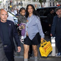 Rihanna yang tengah hamil besar anak ketiganya datang sambil menggendong Riot ke lokasi acara. Tengah berbadan dua tak menjadi halangan bagi Rihanna untuk bergaya maksimal dengan sepasang pointed heels berkaus kaki yang menopang kakinya. (Foto: Arnold Jerocki/Getty Images)