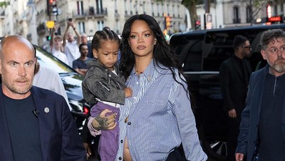 Foto: Gaya Slay Rihanna, Hamil Sambil Gendong Anak Pakai Heels di Paris