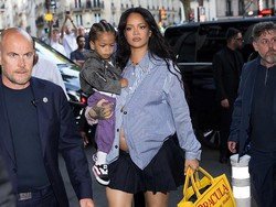 Foto: Gaya Slay Rihanna, Hamil Sambil Gendong Anak Pakai Heels di Paris