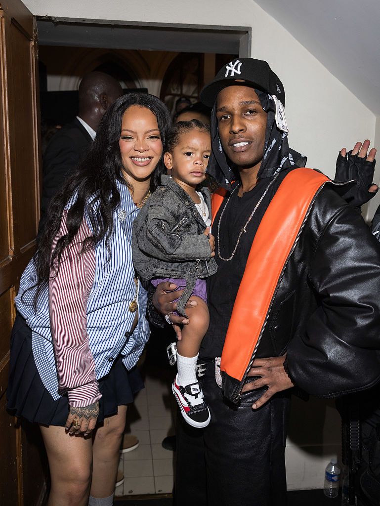 Gaya Rihanna Gendong Riot di Paris Fashion Week PARIS, FRANCE - JUNE 27: (EDITORIAL USE ONLY - For Non-Editorial use please seek approval from Fashion House) Rihanna and son Riot attend the AWGE Menswear Spring/Summer 2026 show as part of Paris Fashion Week on June 27, 2025 in Paris, France. (Photo by Arnold Jerocki/Getty Images)