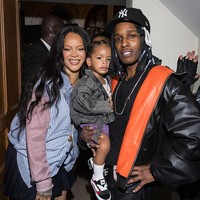 Meski pasangan ini cenderung menjaga privasi mengenai anak-anak mereka, A$AP Rocky sempat mengungkapkan kegembiraannya menyambut anggota keluarga baru. “Rasanya luar biasa,” ujar musisi berusia 36 tahun itu kepada Associated Press saat Met Gala 2025 pada Mei lalu. Ia menambahkan, “Kami sudah lama menyimpannya, dan sekarang saatnya menunjukkan kepada dunia apa yang kami siapkan. Senang sekali melihat semua orang turut bahagia.” (Foto: Arnold Jerocki/Getty Images)