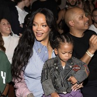 Riot tak kalah modis. Ia bergaya dengan jaket denim hitam bermerek Harley Davidson dan celana kargo ungu yang mencuri perhatian. (Foto: Arnold Jerocki/Getty Images)