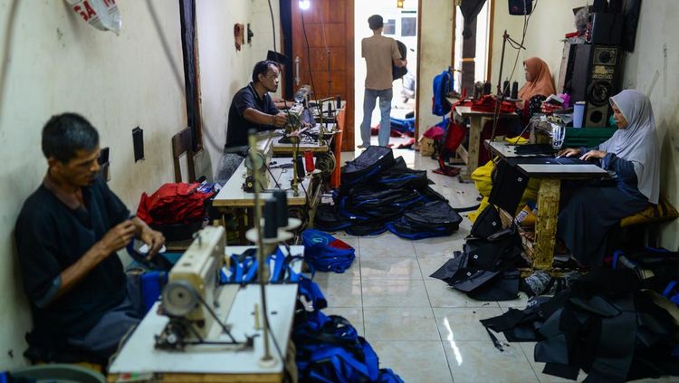 Geliat Industri Tas Rumahan Jelang Tahun Ajaran Baru