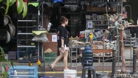 Kios pedagang burung yang juga menjual aneka kebutuhan burung peliharaan. Para pedagang berharap rencana itu dibatalkan karena belum tentu bakal laris di tempat baru.