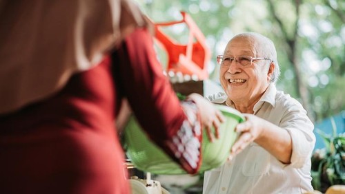 Jaga Kesehatan Mental, Lansia Ini Pilih Libur Jualan Makanan Saat Sedih