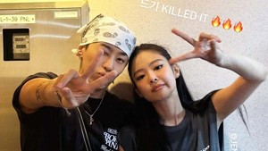 Solois Gray pose bareng Jennie di backstage. (Foto: dok. Instagram @callmegray)