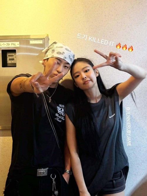 Gray dan Jennie di backstage konser DEADLINE BLACKPINK di Goyang Stadium, Korea Selatan.