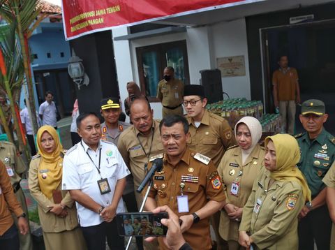 Gubernur Jateng Ahmad Luthfi meninjau pelaksanaan Gerakan Pangan Murah di Kabupaten Purworejo, Senin (7/7/2025).