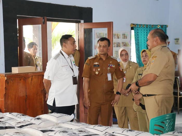 Gubernur Jateng Ahmad Luthfi meninjau pelaksanaan Gerakan Pangan Murah di Kabupaten Purworejo, Senin (7/7/2025).