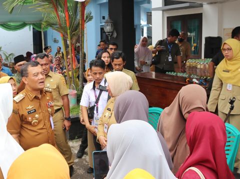 Gubernur Jateng Ahmad Luthfi meninjau pelaksanaan Gerakan Pangan Murah di Kabupaten Purworejo, Senin (7/7/2025).