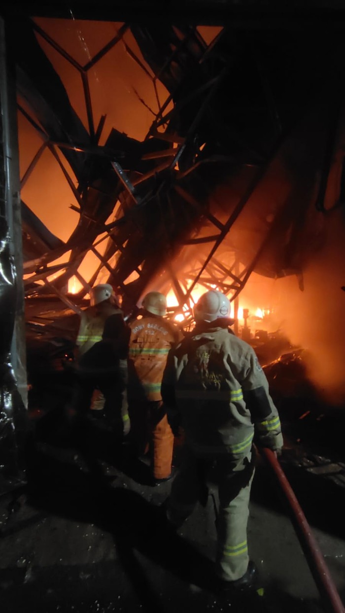 Gudang terbakar di Surabaya