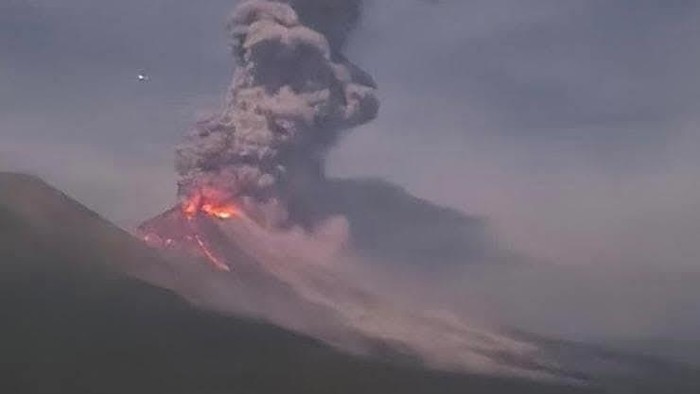 Gunung Lewotobi Laki-laki kembali meletus pada Senin (7/7/2025) malam.