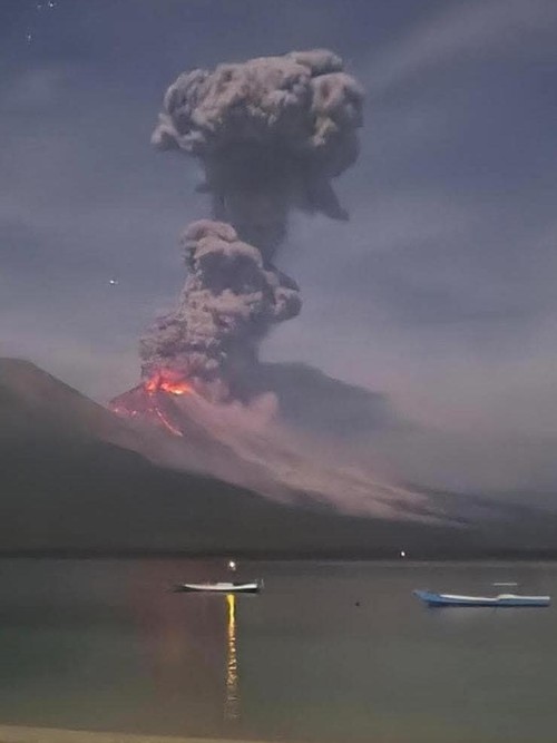 Gunung Lewotobi Laki-laki kembali meletus pada Senin (7/7/2025) malam.
