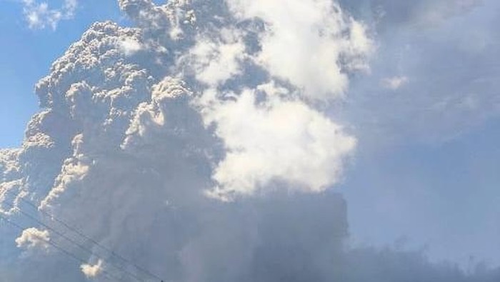 Gunung Lewotobi Laki-laki di Flores Timur, NTT, kembali meletus, Senin (7/7/2025).