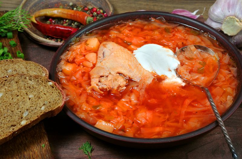Hidangan khas seperti borscht ayam ala Rusia.