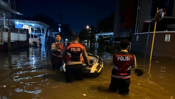 Hujan deras mengguyur kawasan Tangerang Selatan. Imbasnya, pemukiman hingga beberapa ruas jalan di Tangerang Selatan banjir.(Dok istimewa).