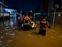 Jalanan-Pemukiman di Tangsel Terendam Banjir, Polisi Patroli-Evakuasi Warga