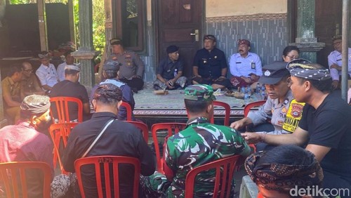 Suasana rumah duka dari korban yang meninggal terseret arus di Desa Amertha Buana, Kecamatan Selat, Senin (7/7/2025).