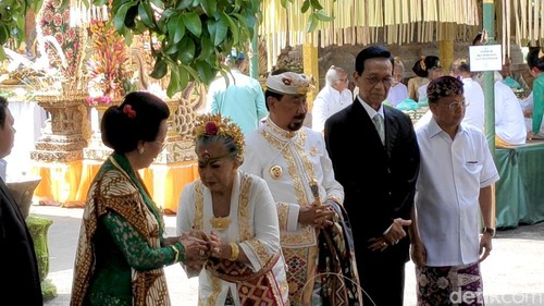 Ida Cokorda Mengwi XIII seusai upacara penobatan berfoto bersama Sri Sultan Hamengkubuwana X dan Gubernur Bali di Pura Taman Ayun, Badung, Senin (7/7/2025).