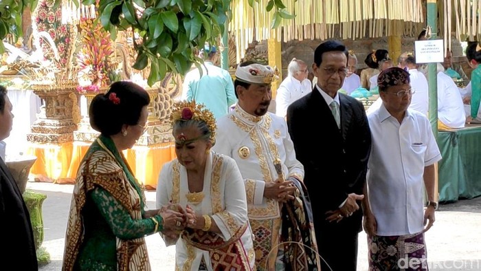 Ida Cokorda Mengwi XIII seusai upacara penobatan berfoto bersama Sri Sultan Hamengkubuwana X dan Gubernur Bali di Pura Taman Ayun, Badung, Senin (7/7/2025).