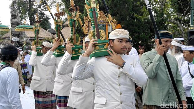 Iring-iringan peed agung upacara penobatan Abhiseka Ida Cokorda Mengwi Puri Ageng Mengwi ke Pura Taman Ayun di Mengwi, Badung, Bali, Senin (7/7/2025). (Foto: Agus Eka/detikBali)