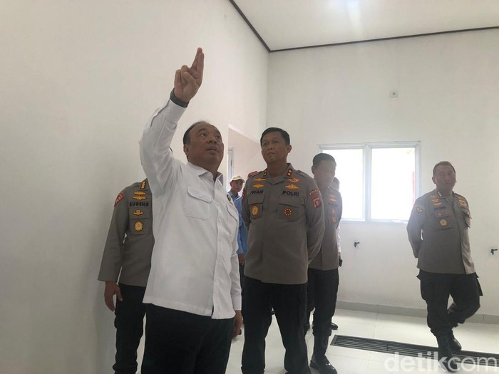 Irwasum Polri Dedi Prasetyo meninjau Dapur SPPG MBG di Polda Kalteng.