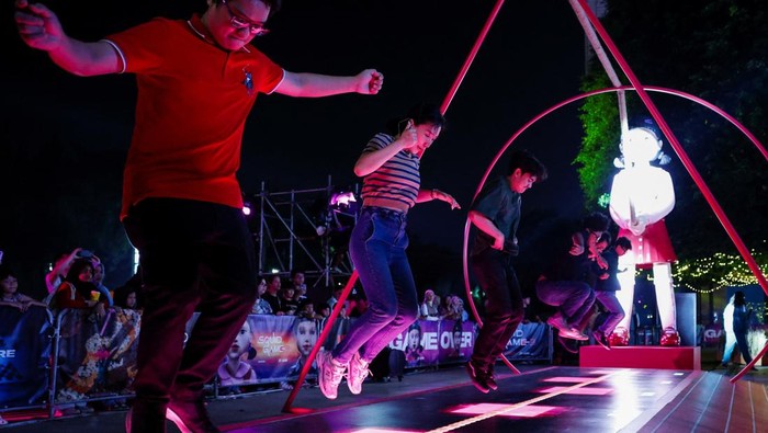 People play a Jump Rope game with giant dolls named 'Young-hee' and 'Chul-su' from Netflix series 'Squid Game' during a promotional event of 'Squid Game 3' final season at Plaza Senayan shopping mall in Jakarta, Indonesia, July 4, 2025. REUTERS/Ajeng Dinar Ulfiana