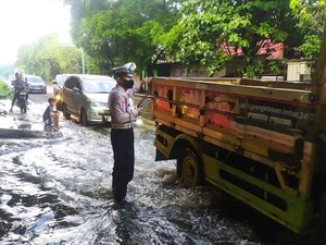 Jalan di Puri Kembangan Arah Ciledug Tak Bisa Dilewati Sementara karena Banjir