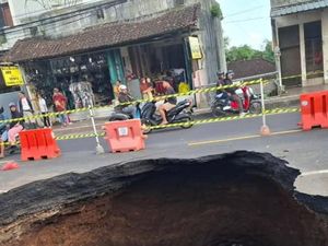 Macet Horor di Jalur Denpasar-Gilimanuk gegara Lubang Raksasa Menganga