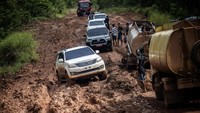 Sejumlah kendaraan melintasi ruas jalan Trans Papua yang rusak di Kecamatan Eligobel, Kabupaten Merauke, Papua Selatan, Senin (7/7/2025). Foto: ANTARA FOTO/Bayu Pratama S