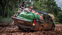 Sejak tiga bulan terakhir jalan yang menghubungkan Papua Barat Daya hingga Merauke, Papua Selatan sepanjang 4.330,07 km itu mengalami kerusakan di sejumlah titik. Foto: ANTARA FOTO/Bayu Pratama S