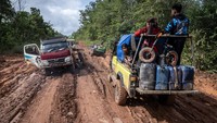 Rusaknya ruas jalan Trans Papua tersebut menyebabkan terganggunya aktivitas warga dan distribusi kebutuhan pokok. Foto: ANTARA FOTO/Bayu Pratama S