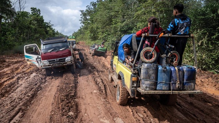 Jalan Trans Papua Rusak Parah, Ganggu Aktivitas dan Distribusi Logistik Sejumlah kendaraan melintasi ruas jalan Trans Papua yang rusak di Kecamatan Eligobel, Kabupaten Merauke, Papua Selatan, Senin (7/7/2025). Sejak tiga bulan terakhir jalan yang menghubungkan Papua Barat Daya hingga Merauke, Papua Selatan sepanjang 4.330,07 km itu mengalami kerusakan di sejumlah titik sehingga menyebabkan terganggunya aktivitas warga dan distribusi kebutuhan pokok. ANTARA FOTO/Bayu Pratama S/nym.