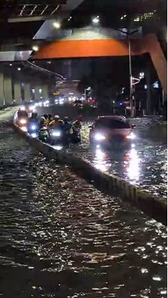 Jalanan di sekitar Setiabudi banjir, koridor 6 TransJakarta alami terlambatan, Senin (7/7/2025) malam. (X/@PT_Transjakarta)