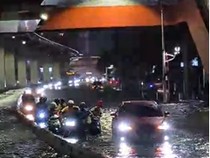 Jalan Rasuna Said Kuningan Banjir, Sejumlah Rute Bus TransJakarta Terganggu