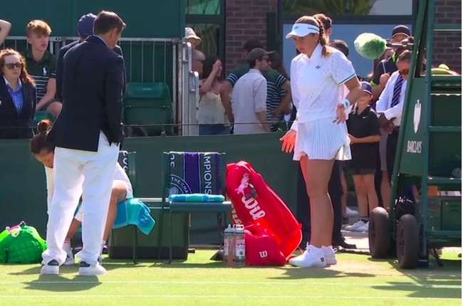 Sebelum berakhir memenangkan permainan dengan skor 5-7 6-2 6-2, wasit Jamie Crowson tampak mencurigai outfit Jelena yang tampil serba putih dengan rok ruffle hingga mereka sempat terlibat percekcokan.Foto: Dok. Eurosport