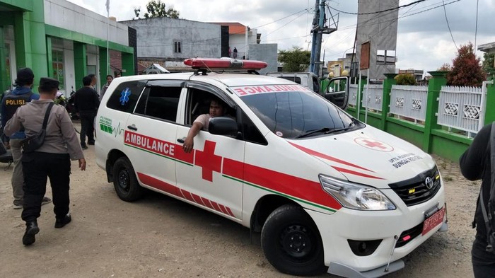 Jenazah Hairul, buronan kasus pembunuhan di Jambi, saat dievakuasi polisi