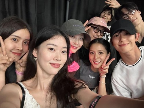 Jung Hae In bareng Ahn Dong Gu, Jung Shin Hye, Jung Yi Seo, Choi Hee Jin, Yoon Se Ah, dan Heo Nam Jun di backstage konser DEADLINE BLACKPINK di Goyang Stadium, Korea Selatan.