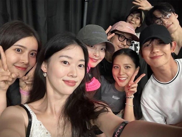 Jung Hae In bareng Ahn Dong Gu, Jung Shin Hye, Jung Yi Seo, Choi Hee Jin, Yoon Se Ah, dan Heo Nam Jun di backstage konser DEADLINE BLACKPINK di Goyang Stadium, Korea Selatan.