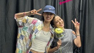 Jung Ho Yeon di backstage foto bareng Jisoo. (Foto: dok. Instagram @hoooooyeony)