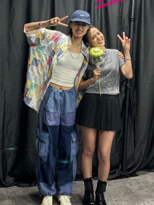 Jung Ho Yeon dan Jisoo di backstage konser DEADLINE BLACKPINK di Goyang Stadium, Korea Selatan.