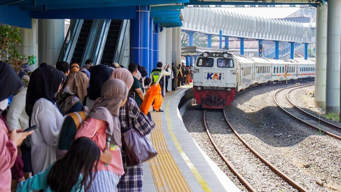 KA Pangrango Bogor - Sukabumi telah menggunakan rangkaian kereta api new generation
