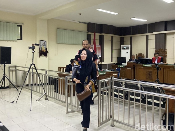 Kabid Pengawasan dan Pengembangan Bapenda Kota Semarang, Syarifah, menjadi saksi dalam sidang dugaan korupsi Eks Wlkot Semarang, Hevearita Gunaryanti dan suaminya di Pengadilan Tipikor Semarang, Senin (7/7/2025).
