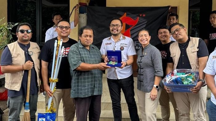 Kader muda Tidar menggelar aksi sosial membersihkan tempat ibadah di kawasan Grogol Petamburan. (Dok. ist)