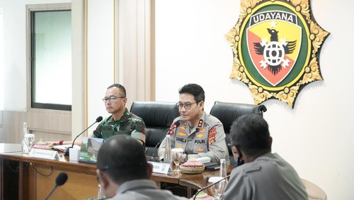 Kapolda Bali, Irjen Daniel Adityajaya, mengikuti rakor persiapan HUT Kemerdekaan RI ke-80 di Rupatama Syafiudin Makodam IX/Udayana, Senin (7/7/2025). (Dok. Polda Bali)