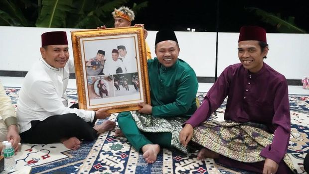 Kapolda Riau Irjen Herry Heryawan menghadiri akikah putra ketiga Ustaz Abdul Somad, Senin (7/7/2025).