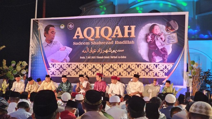 Kapolda Riau Irjen Herry Heryawan menghadiri akikah Sadeem Shahrezad Ibadillah, putra ketiga Ustaz Abdul Somad, di Kampar, Riau, Senin (7/7/2025).